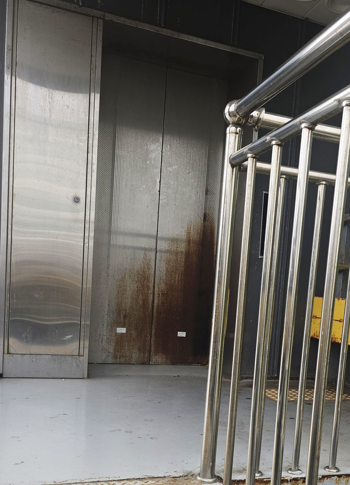 [목포=뉴시스]운행이 중단된 승강기. (사진=고경욱 목포시의원 제공) 2025.11.19. photo@newsis.com *재판매 및 DB 금지