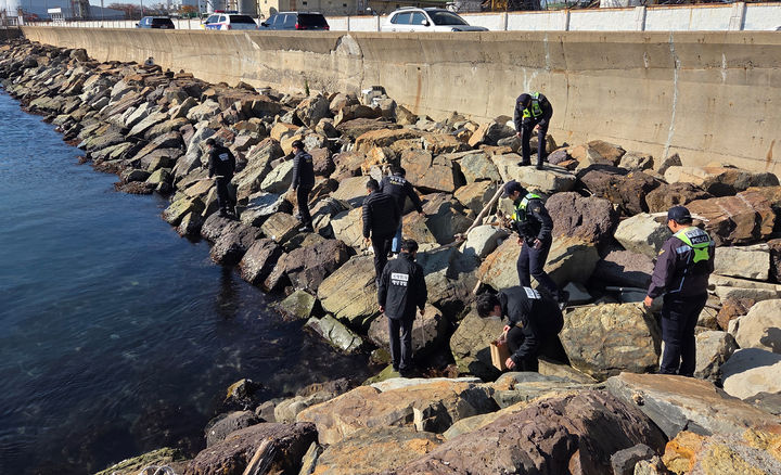 [부산=뉴시스] 남해지방해양경찰청은 마약류 해상 유입 취약 해안가에 대한 현장 점검을 진행하고 있다. (사진=남해지방해양경찰청 제공) 2025.11.19. photo@newsis.com *재판매 및 DB 금지