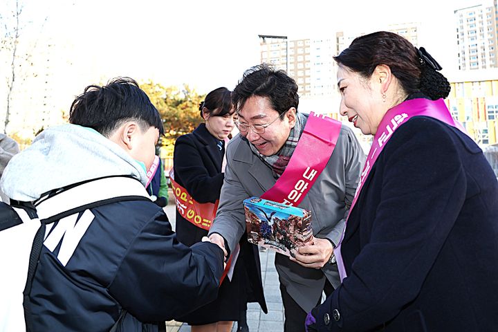 [원주=뉴시스] 어린이 실종·유괴 예방 캠페인. (사진=원주시 제공) 2025.11.19. photo@newsis.com *재판매 및 DB 금지
