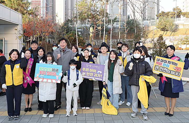 [원주=뉴시스] 어린이 실종·유괴 예방 캠페인. (사진=원주시 제공) 2025.11.19. photo@newsis.com *재판매 및 DB 금지