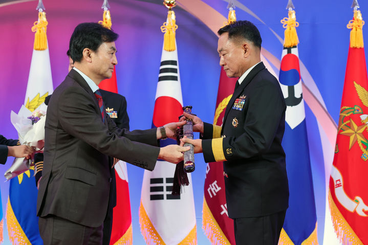 [서울=뉴시스] 안규백 국방부 장관은 11월 19일 국방컨벤션에서 준장 진급 예정자 및 지난해 6월 이후 준장으로 진급한 인원 총 89명에게 삼정검을 수여했다. (사진=국방부 제공) 2025.11.19. photo@newsis.com *재판매 및 DB 금지