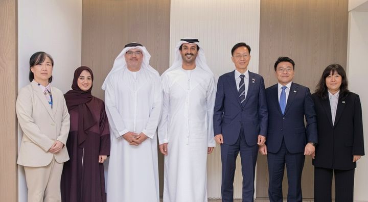 [두바이=뉴시스] 김용선 지식재산처장(왼쪽서 다섯번째)과 압둘라 빈 투크 알 마리(H.E. Mr. Abdulla bin Touq Al Marri) UAE 경제관광부 장관(왼쪽서 네번째)이 양자회담을 갖고 양기관 관계자들과 기념촬영을 하고 있다.(사진=지식재산처 제공) *재판매 및 DB 금지