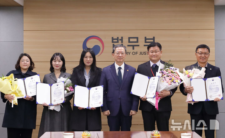 [서울=뉴시스]정성호 법무부 장관은 19일 농어촌 지역의 인력난 해소와 외국인 계절근로제도의 성공적 정착에 기여한 우수 지방자치단체 및 유공자들을 격려하기 위해 표창장을 수여했다. (사진=법무부 제공) 2025.11.19. photo@newsis.com 