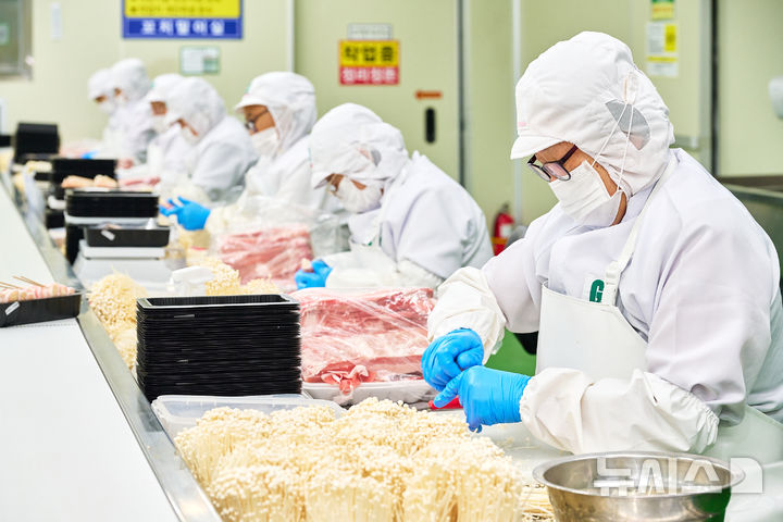 [서산=뉴시스] 꼬치구이 전문 프랜차이즈 투다리를 운영하는 이원의 충청남도 서산 공장 직원들이 가맹점에 납품하는 꼬치 제품의 꽂이 수작업을 하고 있다. (사진= 이원 제공) photo@newsis.com 