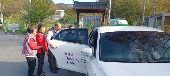 [광주=뉴시스] 광주 동구는 대중교통 취약지역 주민을 위해 운영 중인 수요응답형 공공형 택시 사업 '행복동구택시'의 월평균 이용 건수가 시행 초기 대비 3배 넘게 늘었다고 19일 밝혔다. (사진 = 광주 동구 제공) 2025.11.19. photo@newsis.com *재판매 및 DB 금지