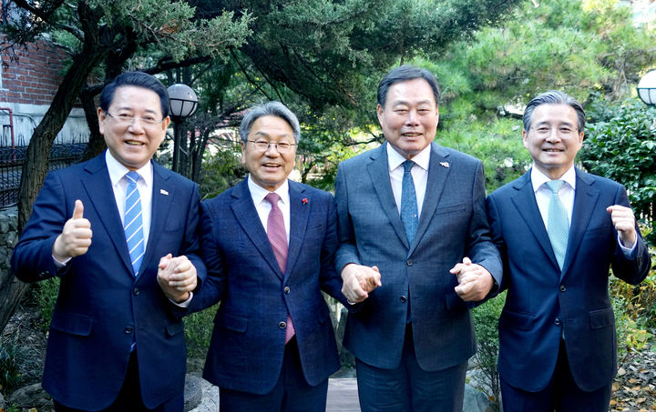군공항 이전 맞손 잡은 김영록 전남지사, 강기정 광주시장, 김산 무안군수, 김용범 대통령실 정책실장(맨 왼쪽부터). *재판매 및 DB 금지