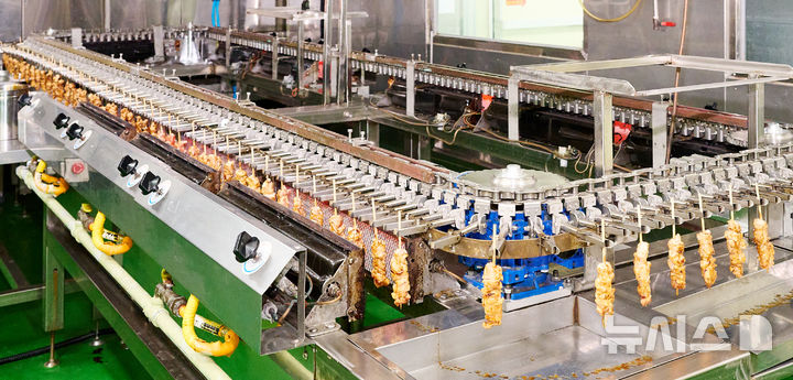 [서산=뉴시스] 꼬치구이 전문 프랜차이즈 투다리를 운영하는 이원의 충청남도 서산 공장 내 구이실에서 꼬치 제품이 자동화 기계를 통해 굽고 있다. (사진= 이원 제공) photo@newsis.com 