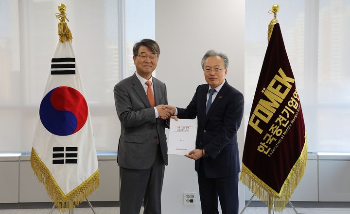 [서울=뉴시스]김지형(왼쪽) 경제사회노동위원회 위원장과 최진식 한국중견기업연합회장.(사진=한국중견기업연합회 제공) 2025.11.19. photo@newsis.com *재판매 및 DB 금지