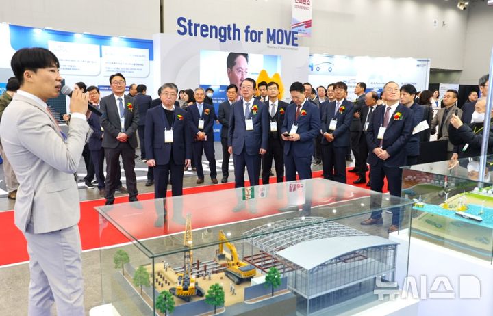 [포항=뉴시스] 송종욱 기자 = 19일 대구 엑스코에서 '제8회 국제 철강 및 비철 금속 산업전(SMK 2025)’이 개막한 가운데 주요 참석자가 전시 부스를 둘러보고 있다. (사진=포항시 제공) 2025.11.19. photo@newsis.com