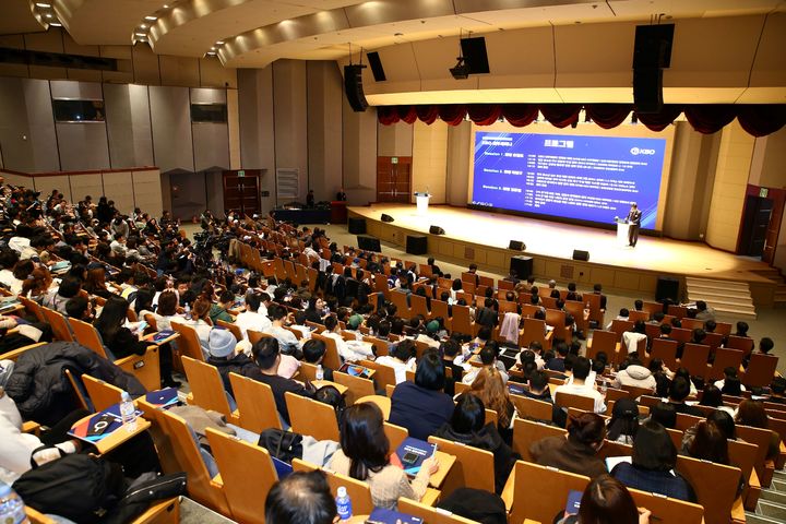 [서울=뉴시스]한국야구위원회(KBO)는 내달 6일 오후 1시 서울 강남구 논현동 건설회관 2층 비스타홀에서 '2025 유소년 지도자·학부모 대상 KBO 의무세미나'를 개최한다. 사진은 2024 의무세미나 현장. (사진=KBO 제공) 2025.11.19. photo@newsis.com *재판매 및 DB 금지