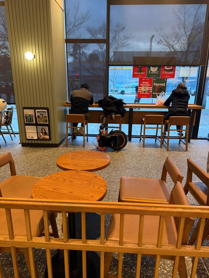 [뉴시스]카페에서 개인형 이동장치(PM)인 전동휠을 충전하는 모습이다. (사진 = 보배드림 캡처) *재판매 및 DB 금지