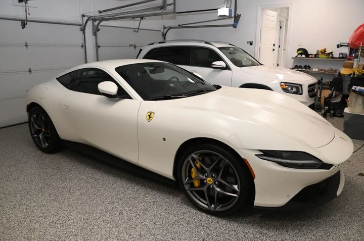 [뉴시스] 선의 집에서 발견된 2024년식 페라리 로마 (사진출처: 뉴욕포스트 캡처) 2025.11.19.