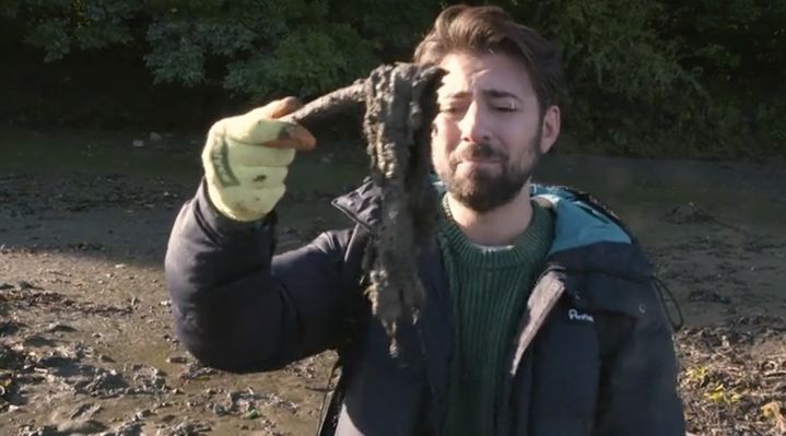 [뉴시스] 템스강에서 발견된 분해되지 않은 물티슈의 모습. (사진출처: BBC 캡처)