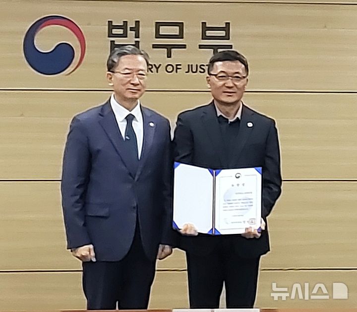 [괴산=뉴시스] 19일 정부과천청사에서 괴산군 관계자가 외국인 계절근로자 인권보호 유공 표창을 받은 뒤 기념촬영을 하고 있다. (사진= 괴산군 제공) 2025.11.19. photo@newsis.com *재판매 및 DB 금지