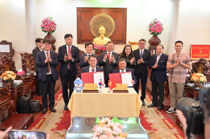 [진주=뉴시스]조규일 진주시장, 베트남 껀터시장과 만나 교류 협력 약속.(사진=진주시 제공).2025.11.19.photo@newsis.com *재판매 및 DB 금지