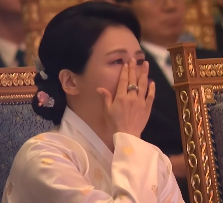 [뉴시스] 조수미의 노래를 듣고 눈물 흘리는 김혜경 여사. (사진=KBS 유튜브 갈무리) *재판매 및 DB금지 *재판매 및 DB 금지