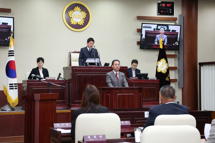 [광명=뉴시스]설진서 광명시의회 의원(사진 중앙)이 19일 제297회 광명시의회 제2차 정례회 제1차 본회의에서 '신천-하안-신림선 제5차 국가철도망 구축계획 반영 촉구 결의문'과 관련해 제안설명을 하고 있다.(사진=광명시의회 제공)2025.11.19.photo@newsis.com *재판매 및 DB 금지