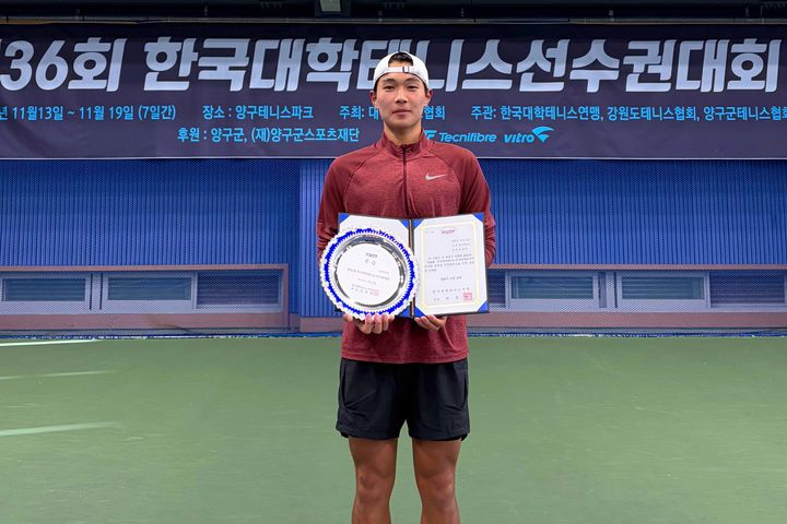 [울산=뉴시스] 구미현 기자 = 울산대 이웅비가 19일 끝난 제36회 한국대학테니스선수권 대회에서 남자단식 우승을 차지했다. (사진=울산시교육청 제공) 2025.11.19. photo@newsis.com *재판매 및 DB 금지
