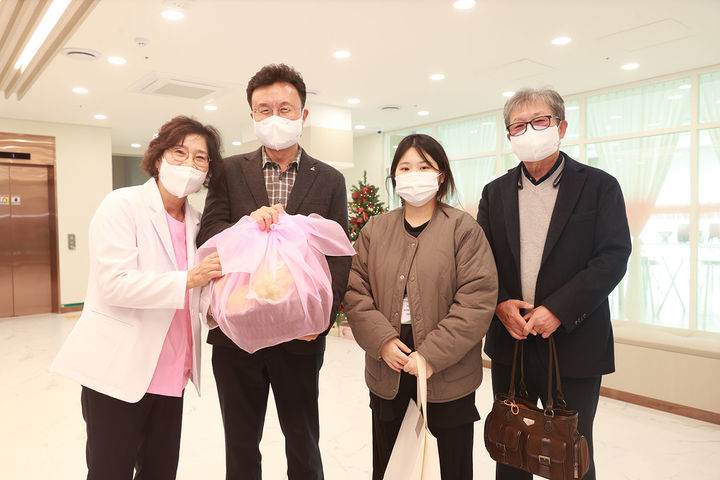 영월군 공공산후조리원이 지난 18일 개원 후 첫 입실가족 환영행사 모습.(사진=영월군 제공) *재판매 및 DB 금지