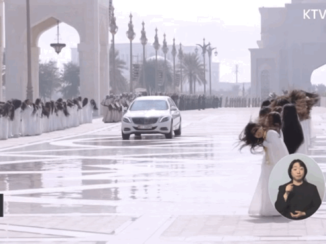 18일(현지 시간) 아랍에미리트를 국빈 방문한 이재명 대통령이 귀한 손님에게 환영과 축복의 의미를 전하는 전통 예우로 알려진 '아이 알라'를 포함한 최고 수준의 의전을 받았다. (영상 = KTV 갈무리) *재판매 및 DB 금지