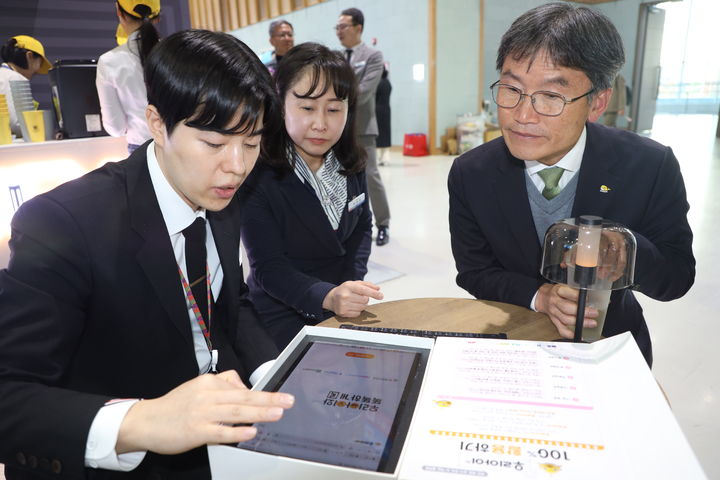 [울산=뉴시스] 구미현 기자 = 천창수 울산시교육감이 19일 '울산교육 우리아이 북카페' 복합체험 공간에서 인공지능(AI) 맞춤형 학습을 체험하고있다. (사진=울산시교육청 제공) 2025.11.19. photo@newsis.com *재판매 및 DB 금지