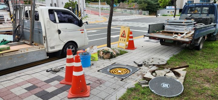 [울산=뉴시스] 구미현 기자 = 울산 동구 일산해수욕장 일대에 설치한 추락방지용 맨홀 (사진=울산시 동구 제공) photo@newsis.com *재판매 및 DB 금지
