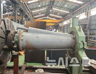 [포항=뉴시스] 안병철 기자 = 고로에 고온의 열풍을 공급하는 자재인 '블로우 파이프' 모습.(사진=포스코 제공) 2025.11.19. photo@newsis.com