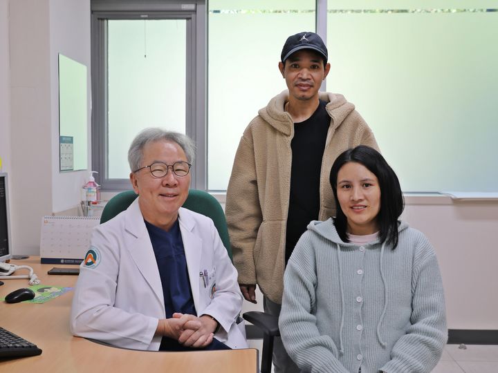 [울산=뉴시스] 구미현 기자 =울산대학교병원이 울산에서 처음으로 외국인 가족 사이의 생체 간이식에 성공했다. 네팔 국적 바하달-프랍티기싱 부부. (사진=울산대병원 제공) 2025.11.19. photo@newsis.com *재판매 및 DB 금지