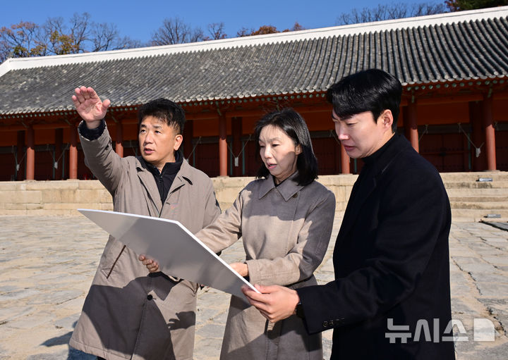 [서울=뉴시스]정전에서 바라보이는 경관 뷰 확인하는 최호정 의장.