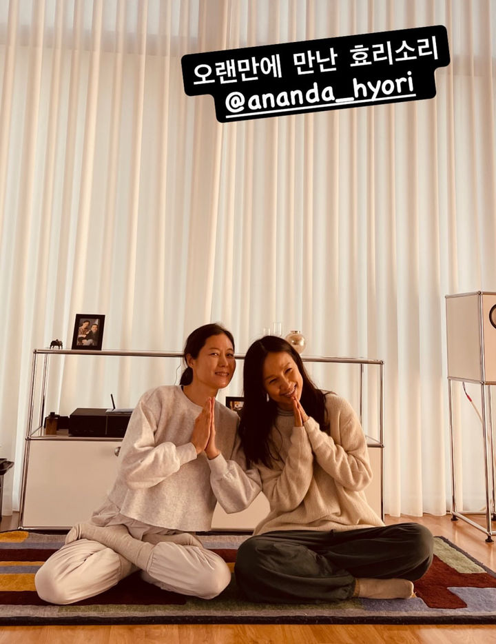 [서울=뉴시스] 배우 문소리(왼쪽)와 가수 이효리. (사진=문소리 인스타그램 캡처) 2025.11.19. photo@newsis.com *재판매 및 DB 금지