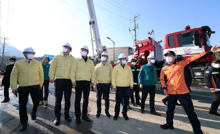 [천안=뉴시스] 충청남도의회 건설소방위원회가 19일, 이랜드패션 물류센터 화재 현장을 방문했다. (사진=충남도의회 제공) 2025.11.19 photo@newsis.com *재판매 및 DB 금지