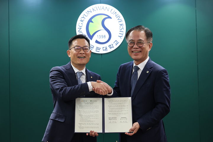 [서울=뉴시스] 손재일 한화시스템 대표이사(왼쪽)와 유지범 성균관대 총장이 협약식에서 기념사진을 촬영하고 있다. (사진=성균관대 제공) 2025.11.19. photo@newsis.com *재판매 및 DB 금지