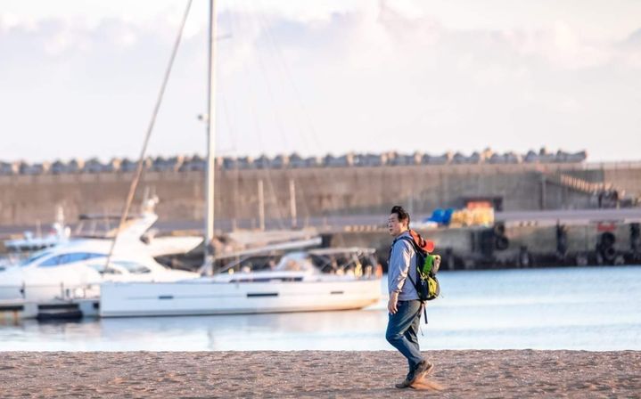 서귀포 바닷가를 걷고 있는 오경수 작가 (사진=오경수 제공) *재판매 및 DB 금지
