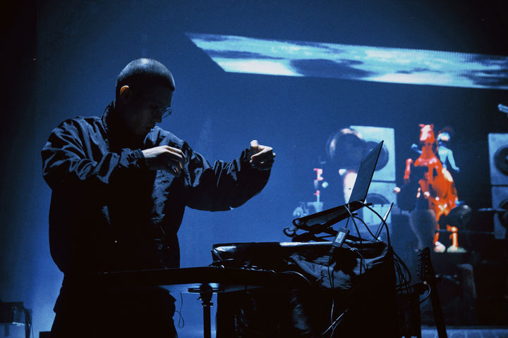 이더롬의 '기동식' 퍼포먼스. 움직임을 에너지의 촉매 매개체로 활용하며, 기를 추상적 개념에서 감각적 지시로 전환하는 작업. 운동기구의 신체적 조작과 공명을 통해 인간 비인간, 물질과 정신 사이의 경계를 탐구하는 작품. (사진=ACC 제공) *재판매 및 DB 금지