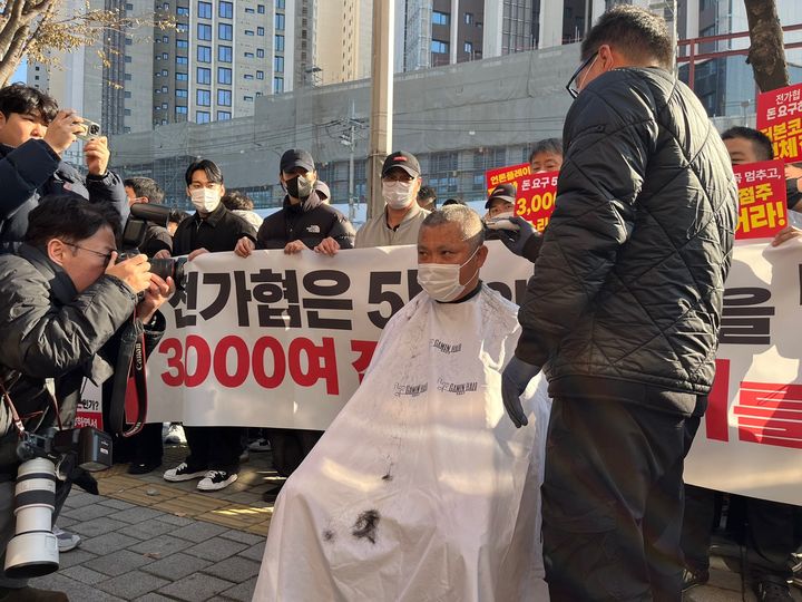 [서울=뉴시스] 더본코리아 프랜차이즈 가맹 점주들과 충남 예산 상설시장 상인들이 19일 서울 서초구에 있는 전국가맹점주협의회 사무실 앞에서 집회를 연 가운데 모기범 홍콩반점 점주가 삭발식을 진행했다.뉴시스DB.photo@newsis.com *재판매 및 DB 금지