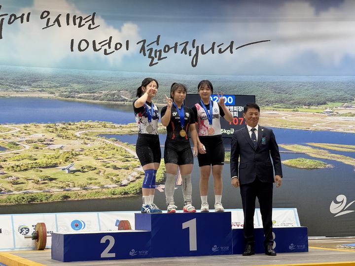 [서울=뉴시스]중학생 정혜담(왼쪽 두 번째), 역도 여자 55㎏급 용상 한국 주니어 신기록. (사진=대한역도연맹 제공)