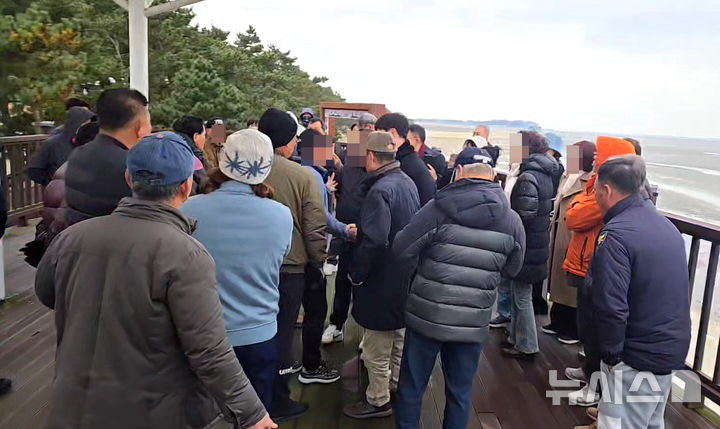 [고창=뉴시스] 19일 고창 심원면 만돌 바람공원, 고창종합테마파크 조성에 반대하는 시민단체 공직공익비리신고전국시민운동연합이 워크숍 과정에서 조성사업 부지를 방문했다. 이에 고창 심원면 주민들이 나서 지역발전을 기로막는 시민단체라며 이들을 막아 섰고 그 과정에서 충돌이 우려되는 대치와 언쟁이 벌어지고 있다. *재판매 및 DB 금지