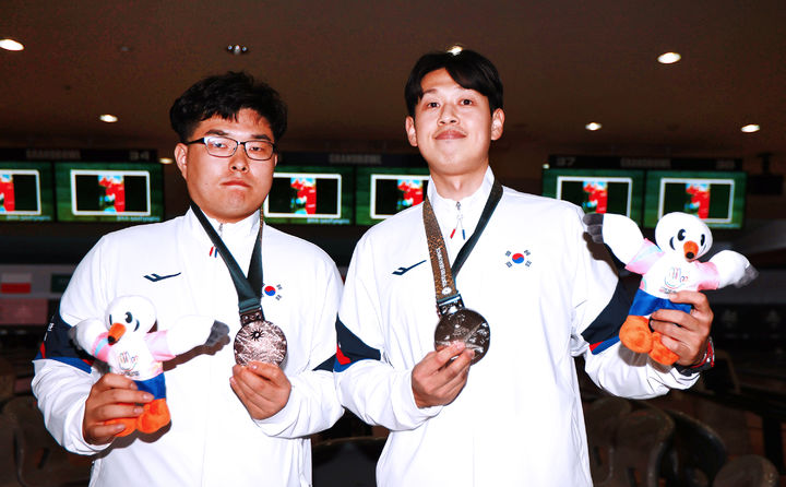 [도쿄=공동취재단] 19일 일본 도쿄 히가시야마토 그랜드볼에서 열린 볼링 남자 개인전에서 은메달을 획득한 박재웅(오른쪽)과 동메달을 획득한 박지홍(왼쪽)이 시상식에서 기념 촬영을 하고 있다.. 2025.11.19. *재판매 및 DB 금지