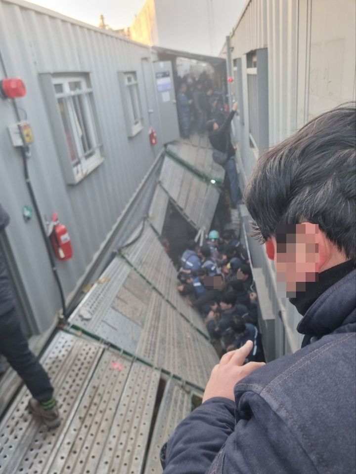 [울산=뉴시스] 구미현 기자 = 19일 오후 5시 2분께 울산 울주군 대형 플랜트 공사현장서 컨테이너 사이에 놓인 2m 높이의 비계 다리가 무너져 2명이 부상을 입었다. (사진=민주노총 전국플랜트건설노조 울산지부 제공) 2025.11.19. photo@newsis.com *재판매 및 DB 금지