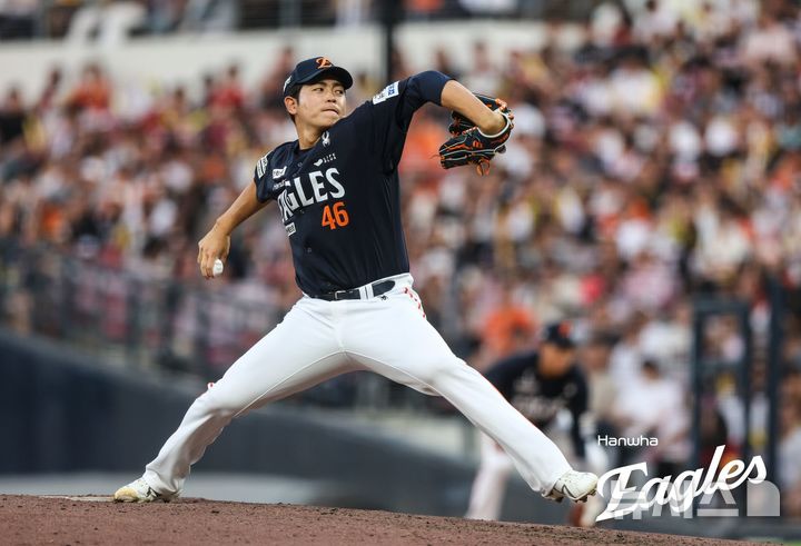 [서울=뉴시스] 프로야구 한화 이글스의 우완 불펜 이태양이 6일 광주 기아-챔피언스필드에서 열린 2025 신한 쏠뱅크 KIA 타이거즈와의 경기에 등판해 역투하고 있다. (사진=한화 이글스 제공) 2025.11.19.