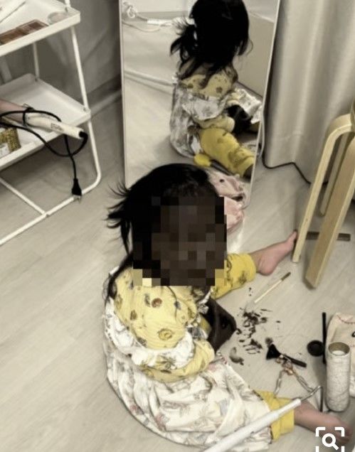 [서울=뉴시스]아이 얼굴 전체에 아이라이너를 바르는 영상으로 제품 홍보를 했다는 논란에 휩싸인 화장품 기업 토니모리가 "명백한 허위사실"이라며 의혹을 전면 부인했다.(사진출처: SNS) 2025.11.19.