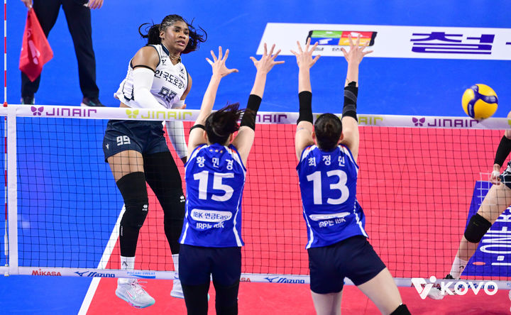 [서울=뉴시스] 여자배구 한국도로공사 모마가 19일 화성종합실내체육관에서 열린 진에어 2025~2026 V-리그 여자부 경기에서 IBK기업은행을 상대로 공격을 시도하고 있다. (사진=KOVO 제공) 2025.11.19. *재판매 및 DB 금지