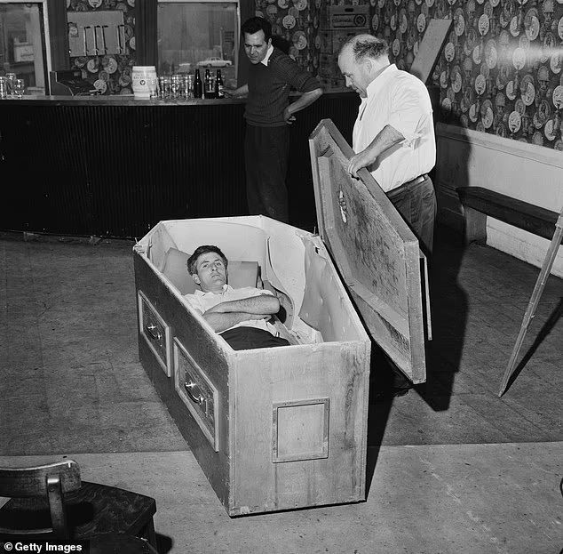 [서울=뉴시스] 61일 동안 생매장 도전에 나섰던 아일랜드 노동자 믹 미니의 당시의 모습. (사진=데일리메일) 2025.11.18.