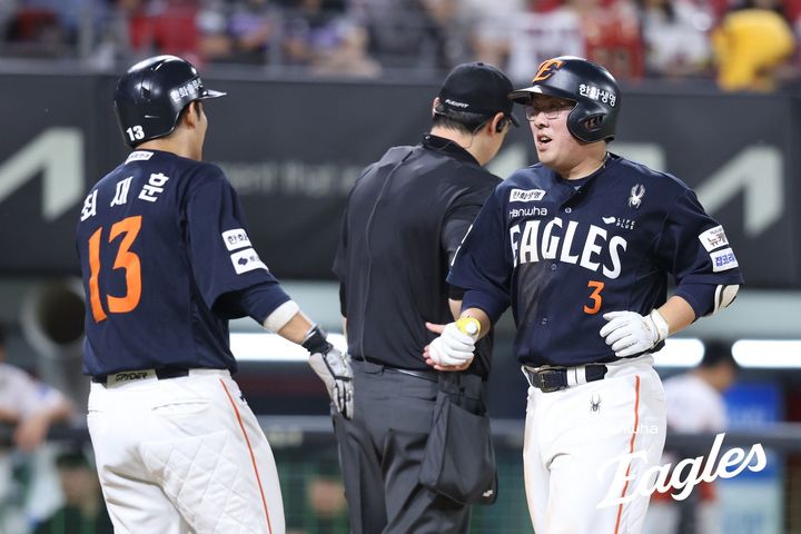 [서울=뉴시스] 프로야구 한화 이글스 안치홍이 16일 광주-기아챔피언스필드에서 열린 2025 신한 쏠뱅크 KBO리그 KIA 타이거즈와의 경기에서 6회 홈런을 친 뒤 홈 베이스를 밟고 있다. (사진=한화 이글스 제공) 2025.09.16. *재판매 및 DB 금지