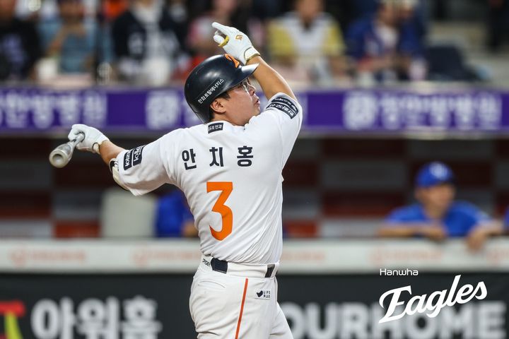 [서울=뉴시스] 프로야구 한화 이글스 안치홍이 31일 대전 한화생명볼파크에서 열린 2025 신한 쏠뱅크 KBO리그 삼성 라이온즈와의 경기에서 안타를 치고 있다. (사진=한화 이글스 제공) 2025.07.31 *재판매 및 DB 금지