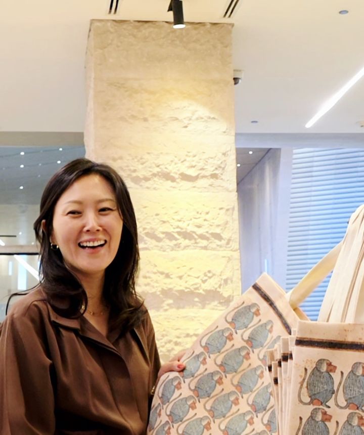 [카이로 사진=박현주 미술전문기자]이집트대박물관 아트숍 뮤시엄에서 만난 권재영 대표가 가장 인기인 바븐 캐릭터 가방을 들고 환하게 웃고 있다. 2025.11.19. hyun@newsis.com *재판매 및 DB 금지