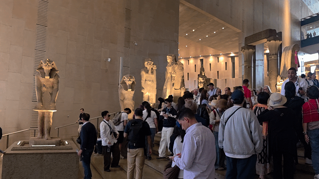 [카이로=뉴시스] 사진=박현주 미술전문기자 = 이집트대박물관(GEM)에서는 에스컬레이터를 타고 오르며 층마다 배치된 거대 석상들을 가까이에서 관람할 수 있다.2025.11.19.hyun@newsis.com *재판매 및 DB 금지