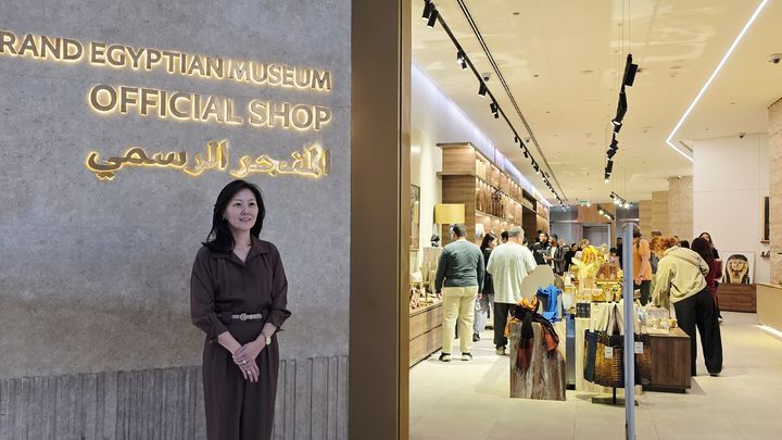 [카이로=뉴시스] 사진=박현주 미술전문기자 = 세계 최대 규모의 그랜드 이집트 뮤지엄(GEM) 공식 아트숍 ‘뮤지움(MUSEEUM)’을 운영하는 권재영 대표가 매장 앞에서 포즈를 취하고 있다. 2025.11.19. hyun@newsis.com *재판매 및 DB 금지