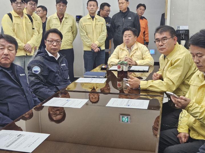 [제주=뉴시스] 오영훈 제주도지사는 19일 오후 제주항 운항관리센터를 방문해 퀸제누비아2호 여객선 좌초 사고에 대한 대응 체계를 점검하고 있다. (사진=제주도 제공) 2025.11.19. photo@newsis.com *재판매 및 DB 금지