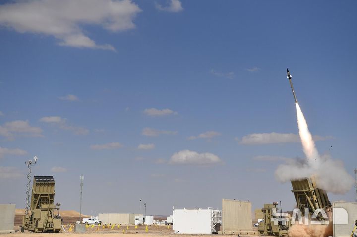 [이스라엘 하이파=뉴시스] 이스라엘 국영 방산기업인 이스라엘항공우주산업(IAI)이 태국 공군에 최신형 바락MX 방어시스템을 제공하기로 했다고 국방부가 12월 4일 발표했다. 사진은 이스라엘의 주력 방공시스템인 아이언돔 미사일 발사 장면. (사진 = 이스라엘 국방부 제공) 2025.12.05. 